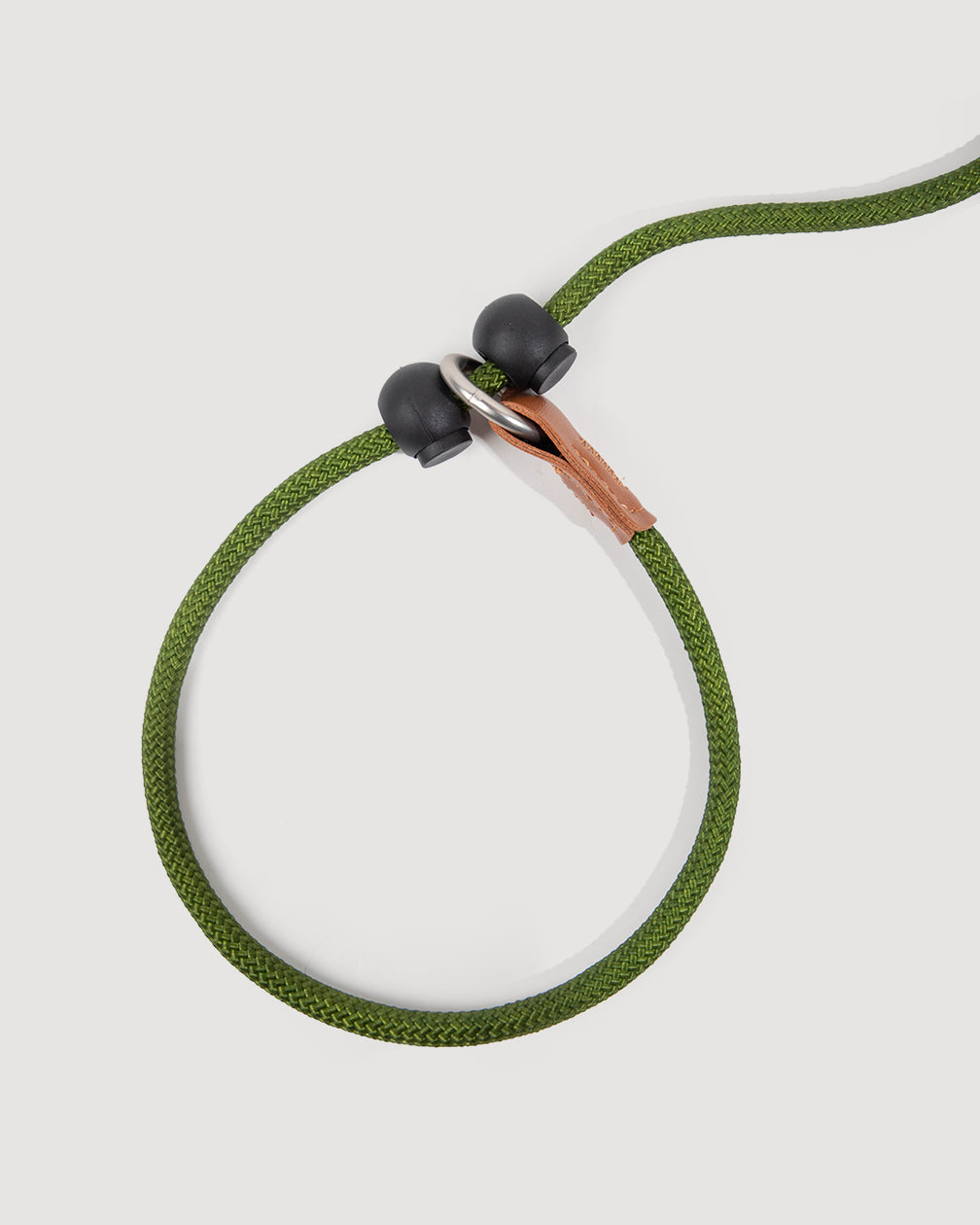 Close-up of the moss green dog slip lead, highlighting the effect of the black adjuster on the nylon rope.