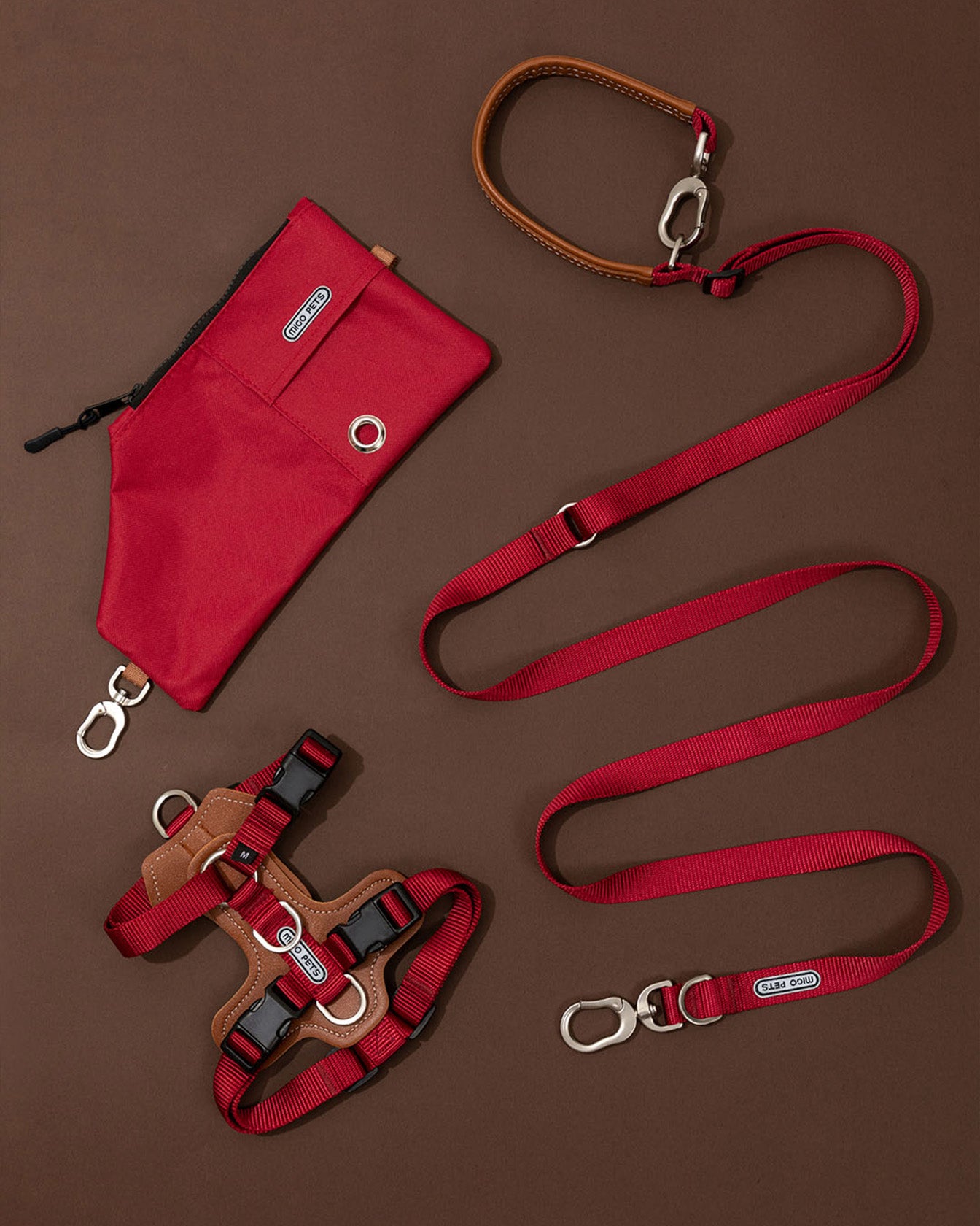 Overview of the hands-free dog walking kit with step-in harness in crimson red, designed for a secure and comfortable fit, ensuring proper alignment.