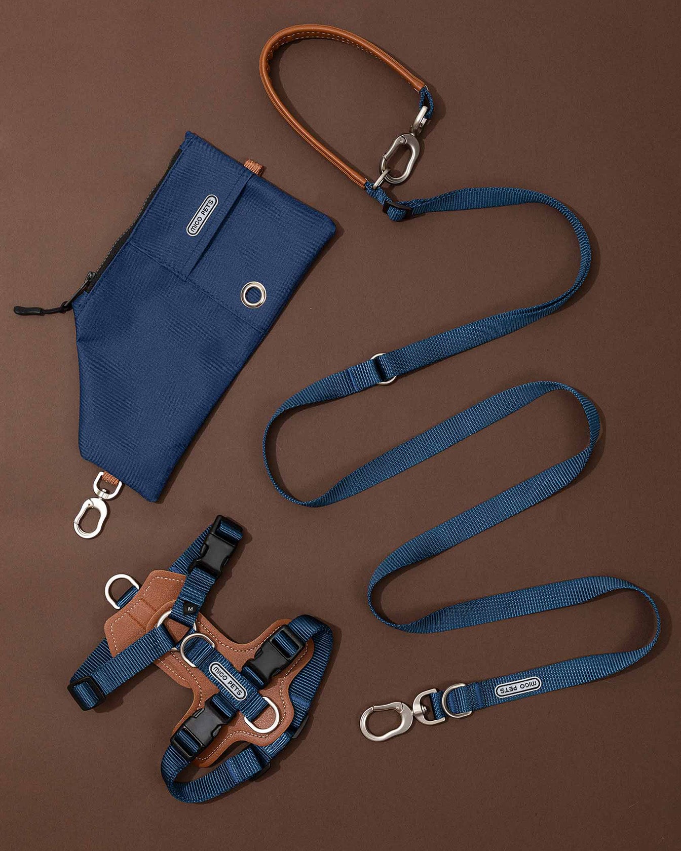 Overview of the hands-free dog walking kit with step-in harness in moss green, designed for a secure and comfortable fit, ensuring proper alignment.