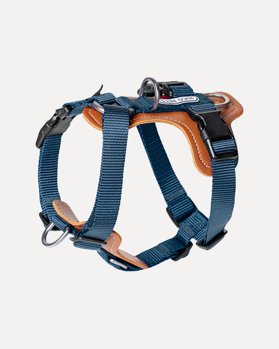 Overview of the step-in adjustable dog harness in navy blue, featuring its complete design.
