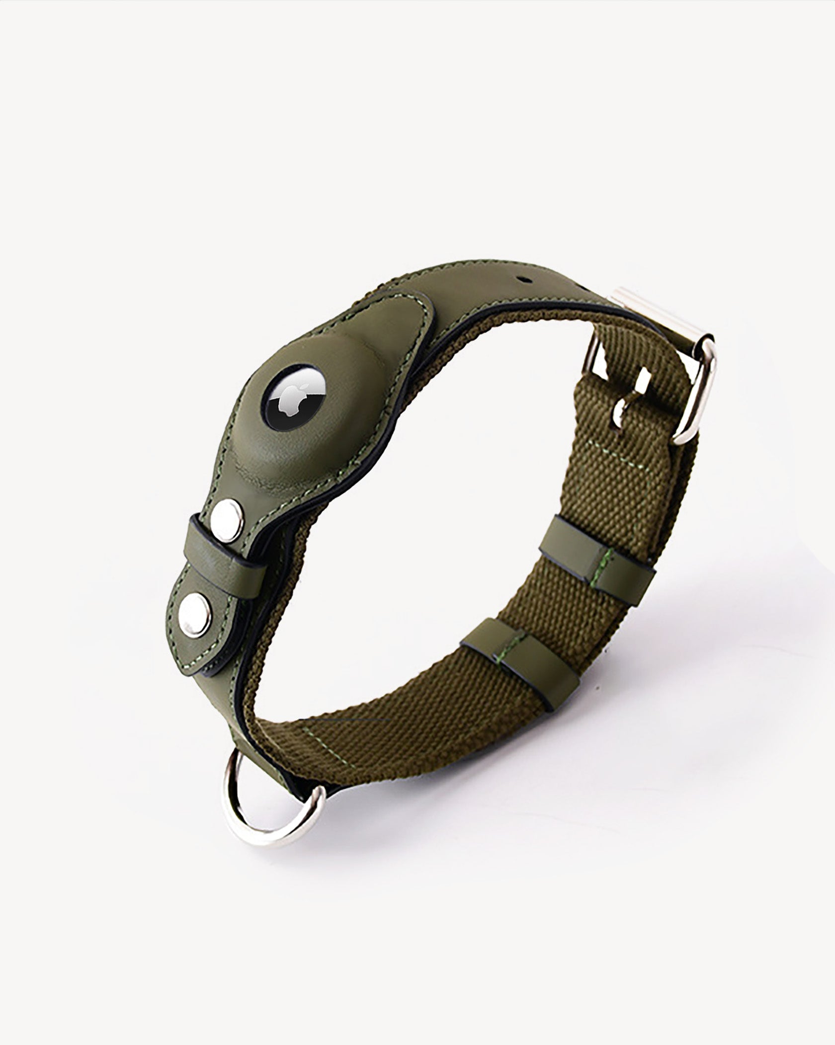 Overview of the moss green airtag dog collar, combining a leather exterior for elegance and a nylon interior for comfort.
