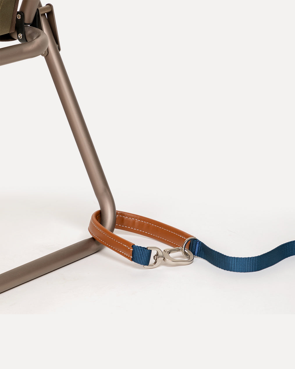 Close-up of the navy hands-free crossbody dog leash, highlighting the sturdy metal clasp for secure attachment to objects, ideal for temporary outdoor or café use without extra tools.