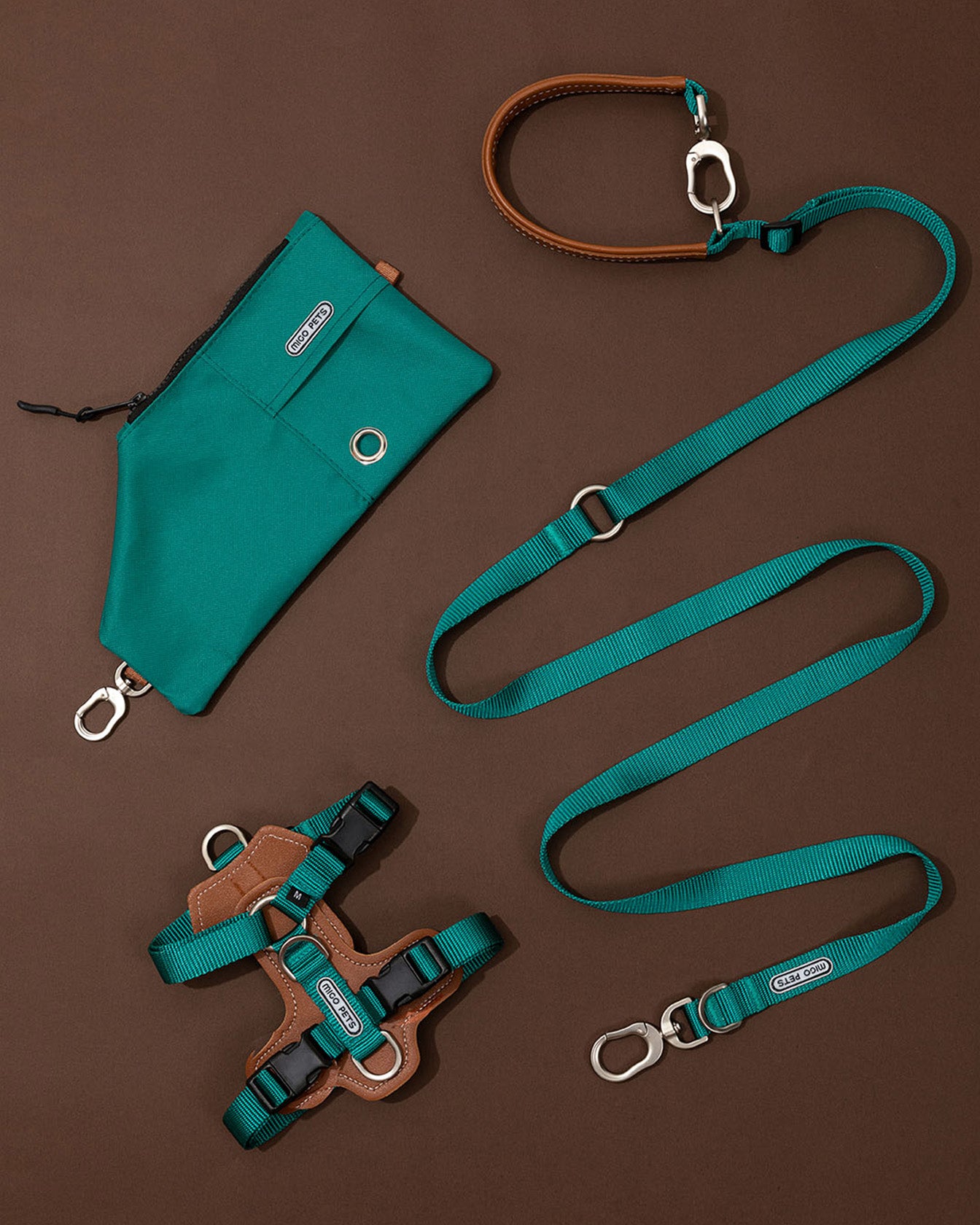 Overview of the hands-free dog walking kit with step-in harness in navy blue, designed for a secure and comfortable fit, ensuring proper alignment.