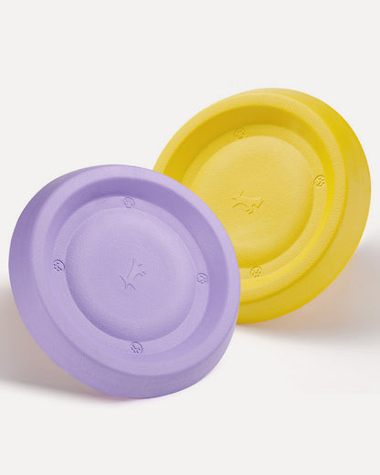 Overview of the soft floating and easy-to-clean dog frisbee, featuring its complete design.
