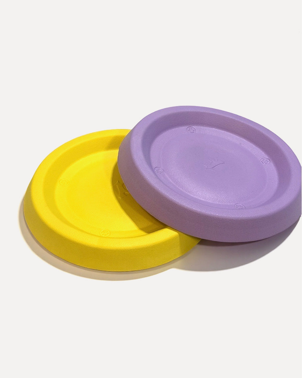 Overview of the soft floating and easy-to-clean dog frisbee, featuring its complete design.